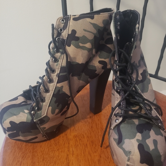 Camouflage ankle high boots - Picture 2 of 5